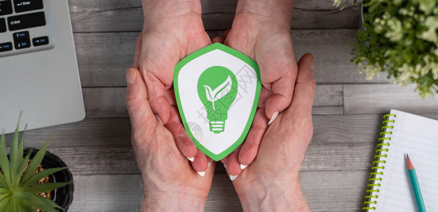绿色能源概念手握纸图片