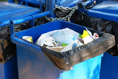 蓝色的垃圾箱里装满了垃圾垃圾是一堆垃圾垃圾废图片