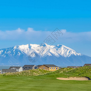 可欣赏蓝天下的湖泊和白雪皑的山峰图片