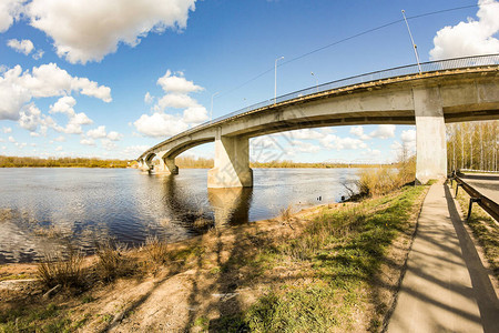 河上的公路桥背景图片