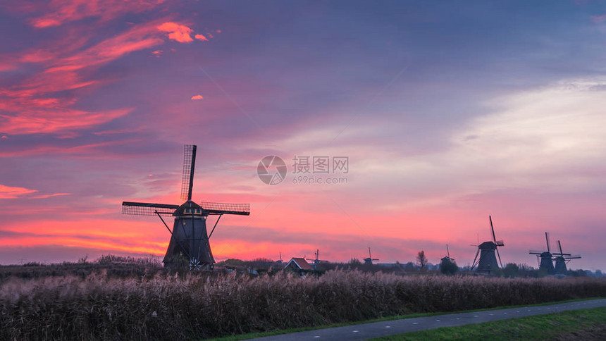 日落时荷兰田野风车的风景照图片