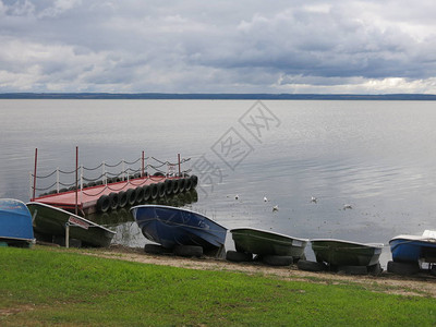 夏季在罗斯托夫大帝尼禄湖的小船图片