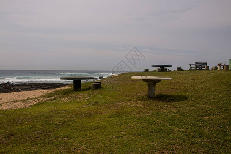 海边短草上的野餐桌图片