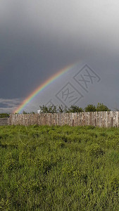雷雨过后村庄上空的彩虹图片