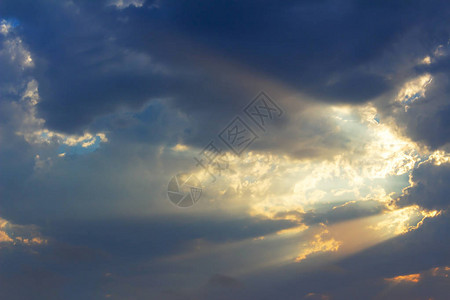 蓝天背景与乌云日落图片