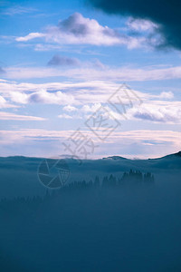 清晨山岳的风景日出在雾中荒图片