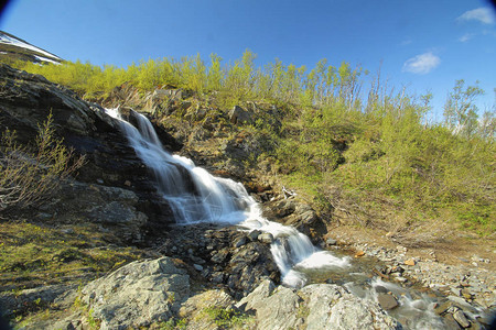 瑞典北部Nuolja山瀑布长图片