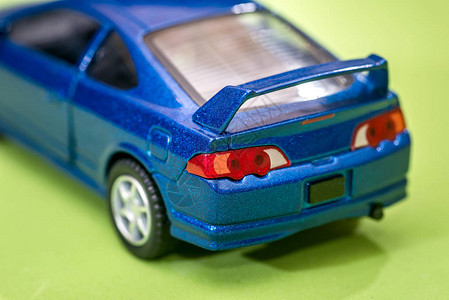 蓝色小玩具车在绿色图片