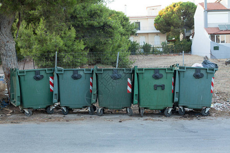 垃圾桶户外的旧绿色垃圾桶图片