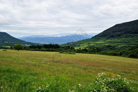 在巴尔干山脉美丽的山丘上保加利亚背景图片