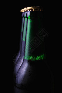 黑色背景的三瓶冰啤酒图片