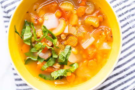 新鲜的扁豆汤用碗里的新鲜菠菜装饰图片