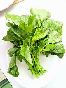 盘子上的绿叶蔬菜在shabushabu图片