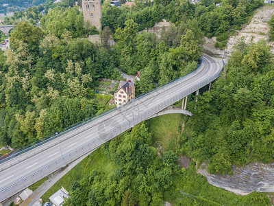 瑞士戈特隆河谷上方公路高清图片
