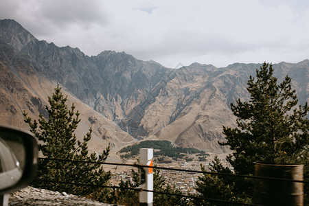 古道里高加索山脉的道路图片