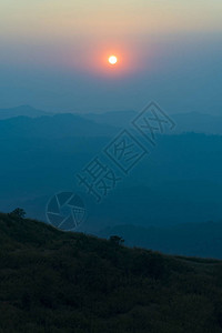 山间夕阳景观图片