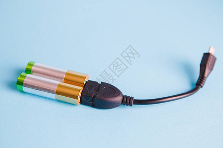 2AA碱电池与USB电缆连接营养图片
