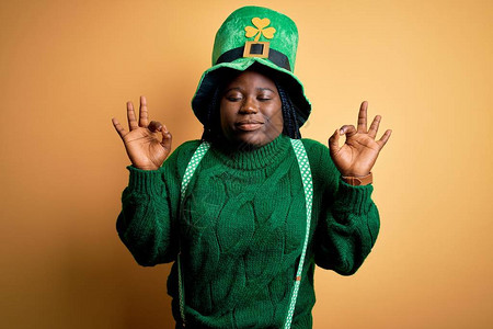 加上身戴绿色帽子的非洲女图片