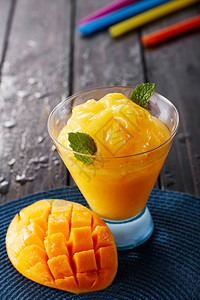 美味的甜点芒果冰沙图片