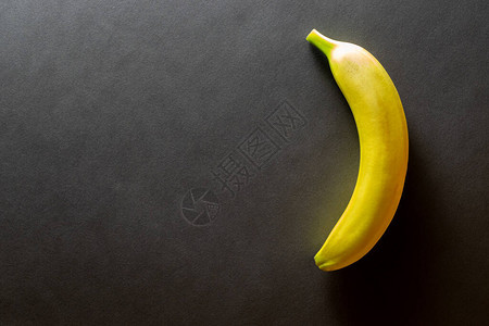 黄色背景设计香蕉在黑色上与复制空间隔离图片