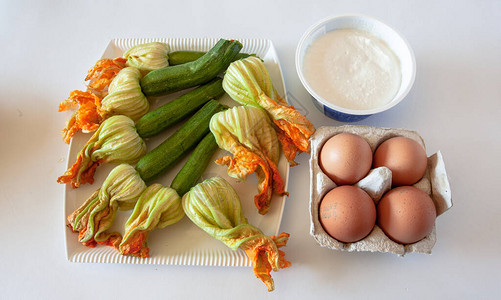 Zucchini花食谱配料白底图片