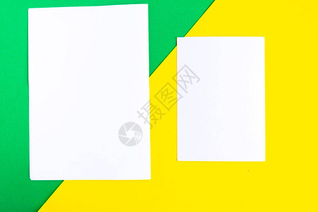 绿色和黄色几何背景的两个白色模型空格文本图片