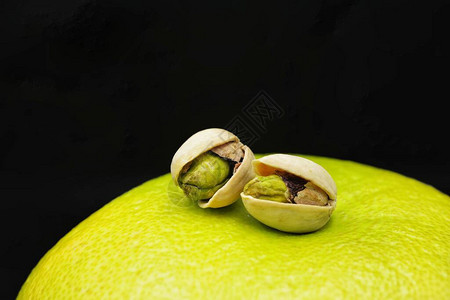 关闭绿背景的Pistachios两杯关于绿色水果的Pistachios关闭pist背景图片