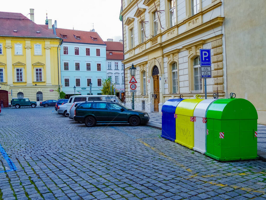 布拉格不同垃圾分类和回收的多色废品箱图片