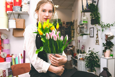 鲜花店在花店里工作因为有卖花的图片