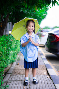 雨天穿着黄色雨伞穿泰国图片