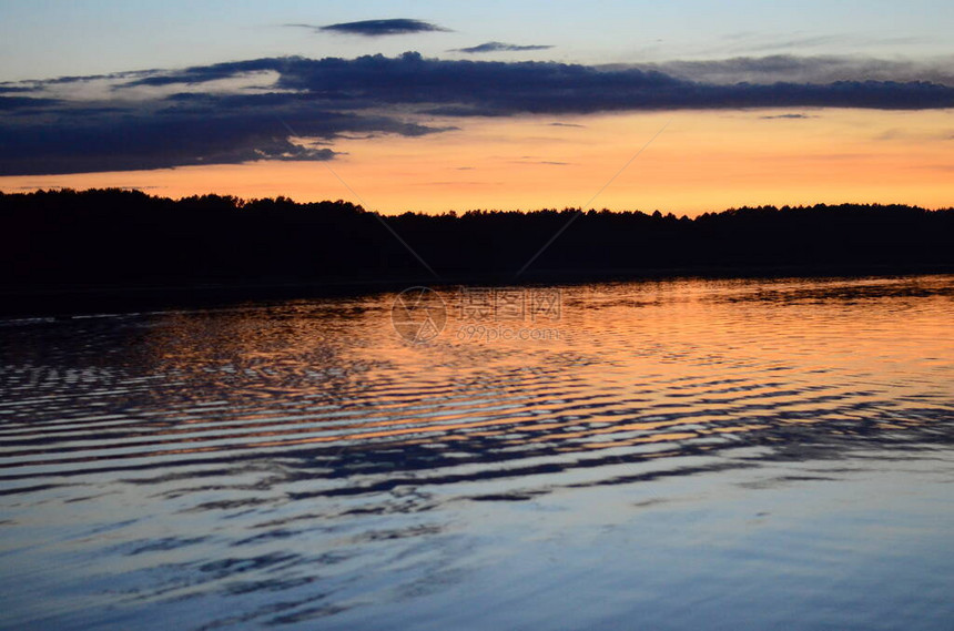 湖中反射的美丽日落全景图片