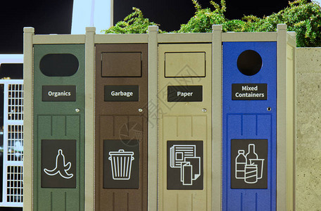 回收材料收集的不同彩色纸箱环境背景图片
