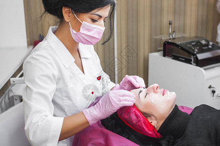 美容师为病人按摩脸部图片