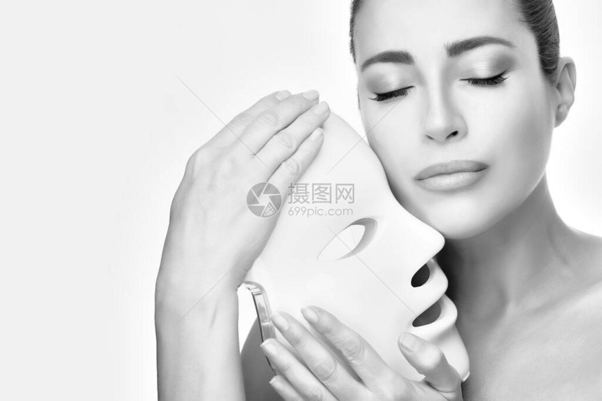 带LED面具的健康皮肤女人led皮肤再生疗法面膜在白色的图片