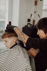 理发店的工作理发店一名男孩的头图片