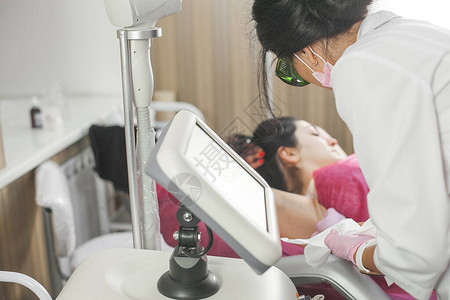 美容师制作激光脱毛程序美容院的女人脱毛程序图片