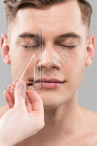 整形外科医生测量面部与尺纹隔图片