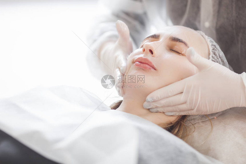 大师为她的客户做整容手术皮肤护理治疗做面部护