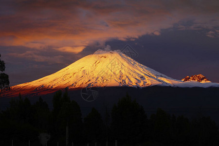 日落时科托帕希火山的景色背景