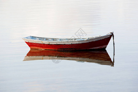 小船停泊在平静的海面岸图片