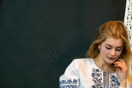妇女穿着乌克兰刺绣衬衫图片