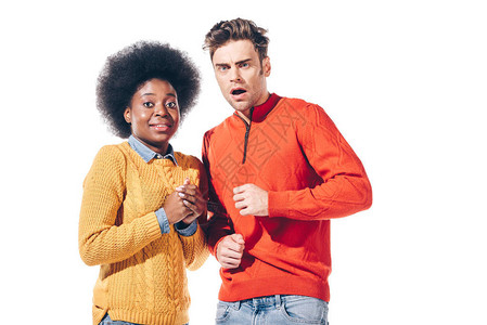 黄色和红色毛衣的多元文化夫妇被震惊背景图片