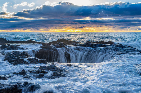 雷神之井的壮丽日落佩图阿角风景区俄勒冈图片