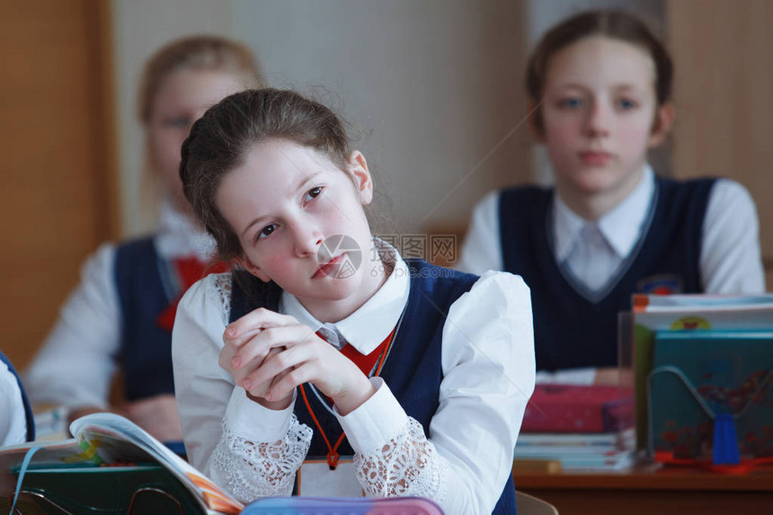 小学生在小学上课女孩看着老师俄罗斯的教育