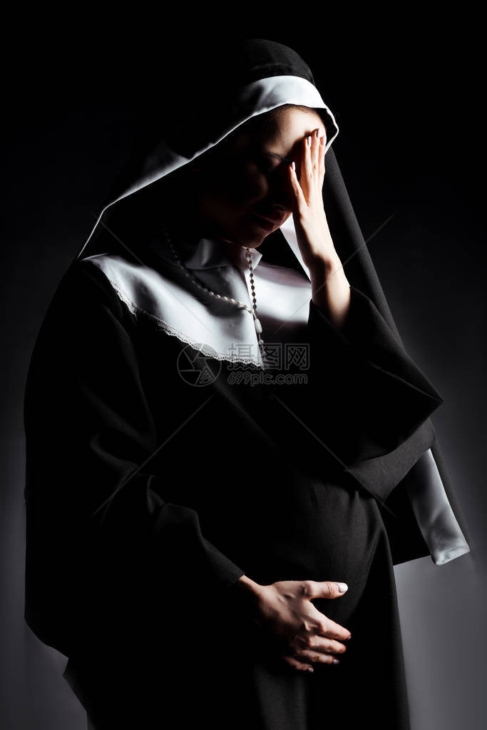哭着的孕妇修女触图片