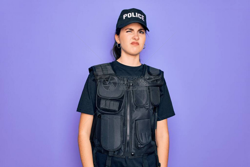 年轻女警察身穿防弹背心制服图片