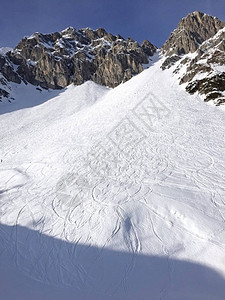 美丽的雪花的景色照亮了山地图片