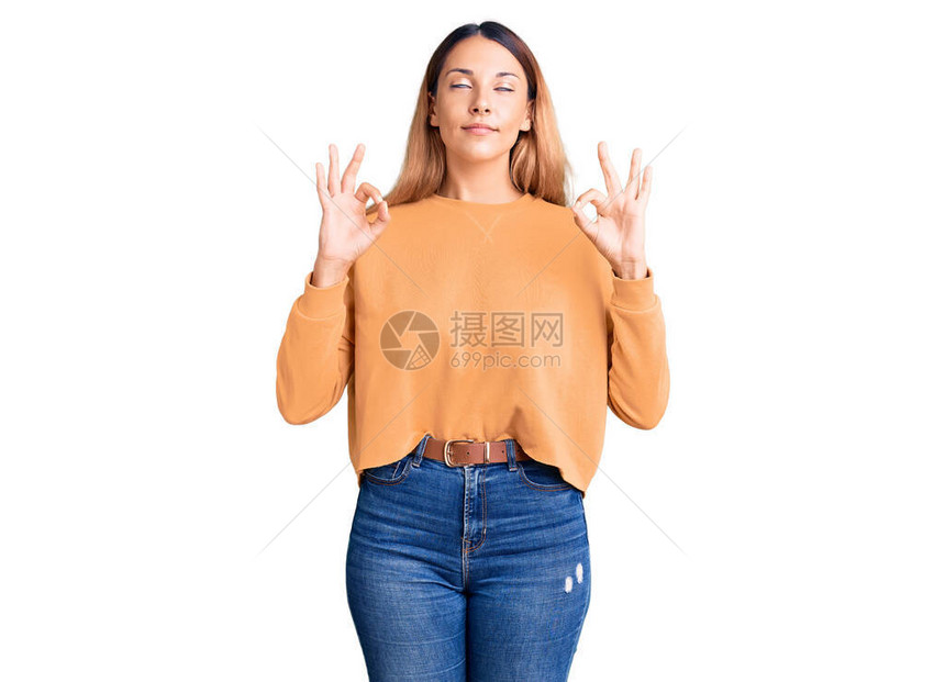 穿着临时服装的美丽的年轻女子放松图片