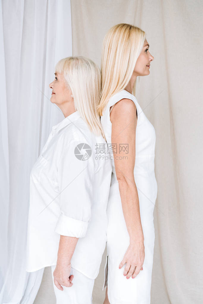 金发成熟的女儿和年长母亲的一面身穿白衣图片