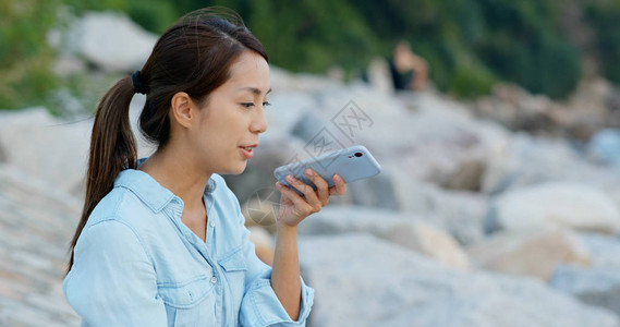 妇女通过手机发送图片